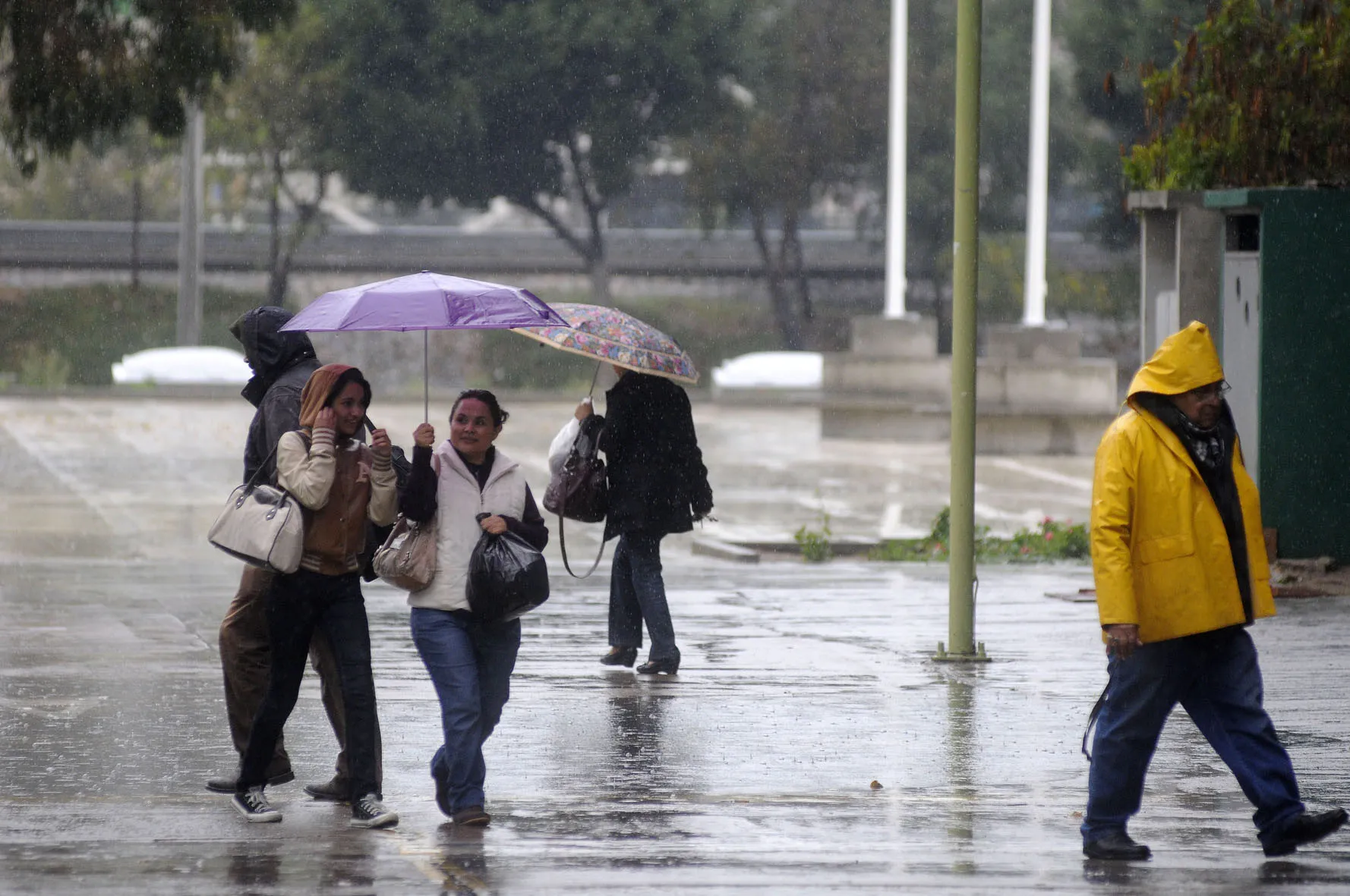 Vaguada y frente frío traerán lluvias y tronadas aisladas a varias provincias