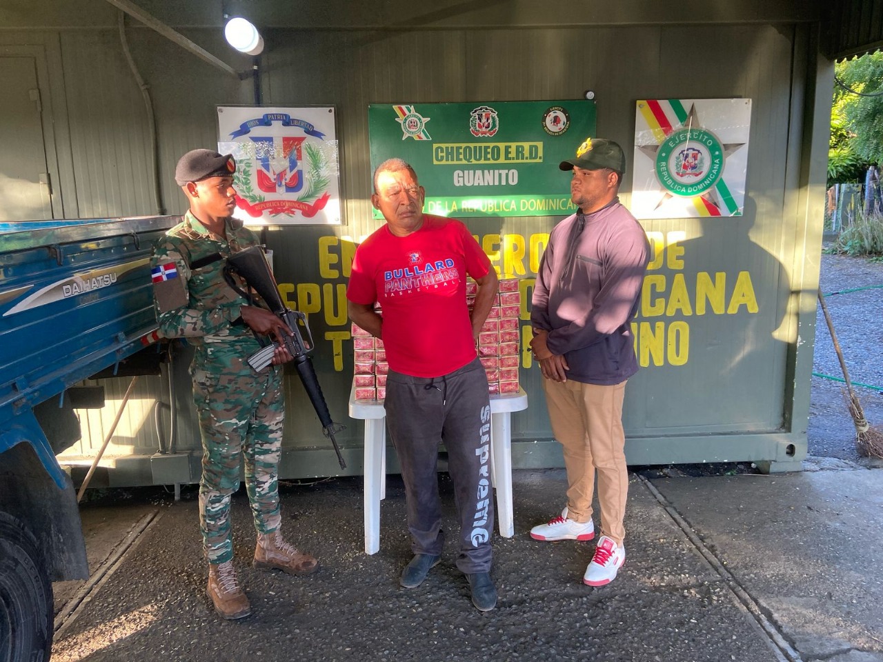 Ejército decomisa contrabando de cigarrillos oculto en compartimentos de un camión en San Juan de la Maguana