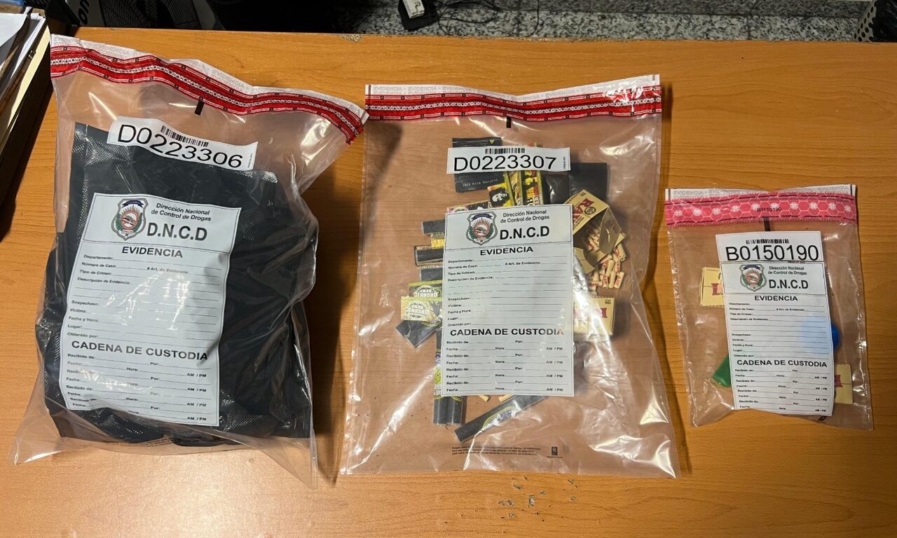 DNCD Arresta a Mujer en el AILA con Tres Paquetes y Porciones de Presunta Marihuana