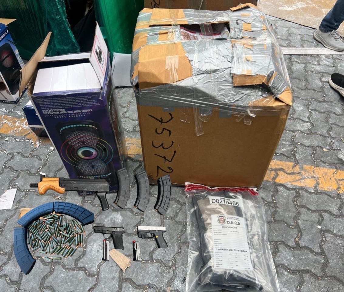 DNCD y DGA ocupan marihuana, dos pistolas y un fusil en Puerto Haina