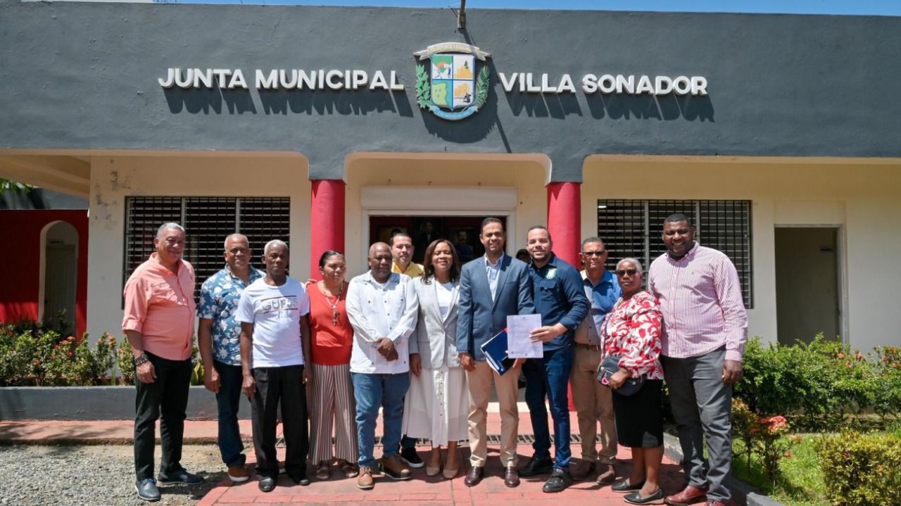 Gobierno entrega más de RD 32 millones a alcaldías de Monseñor Nouel, Santiago y La Vega