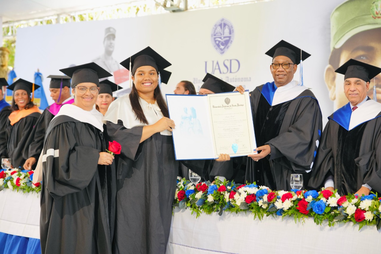 UASD conmemora Revolución de Abril invistiendo 2,507 profesionales de grado y postgrado