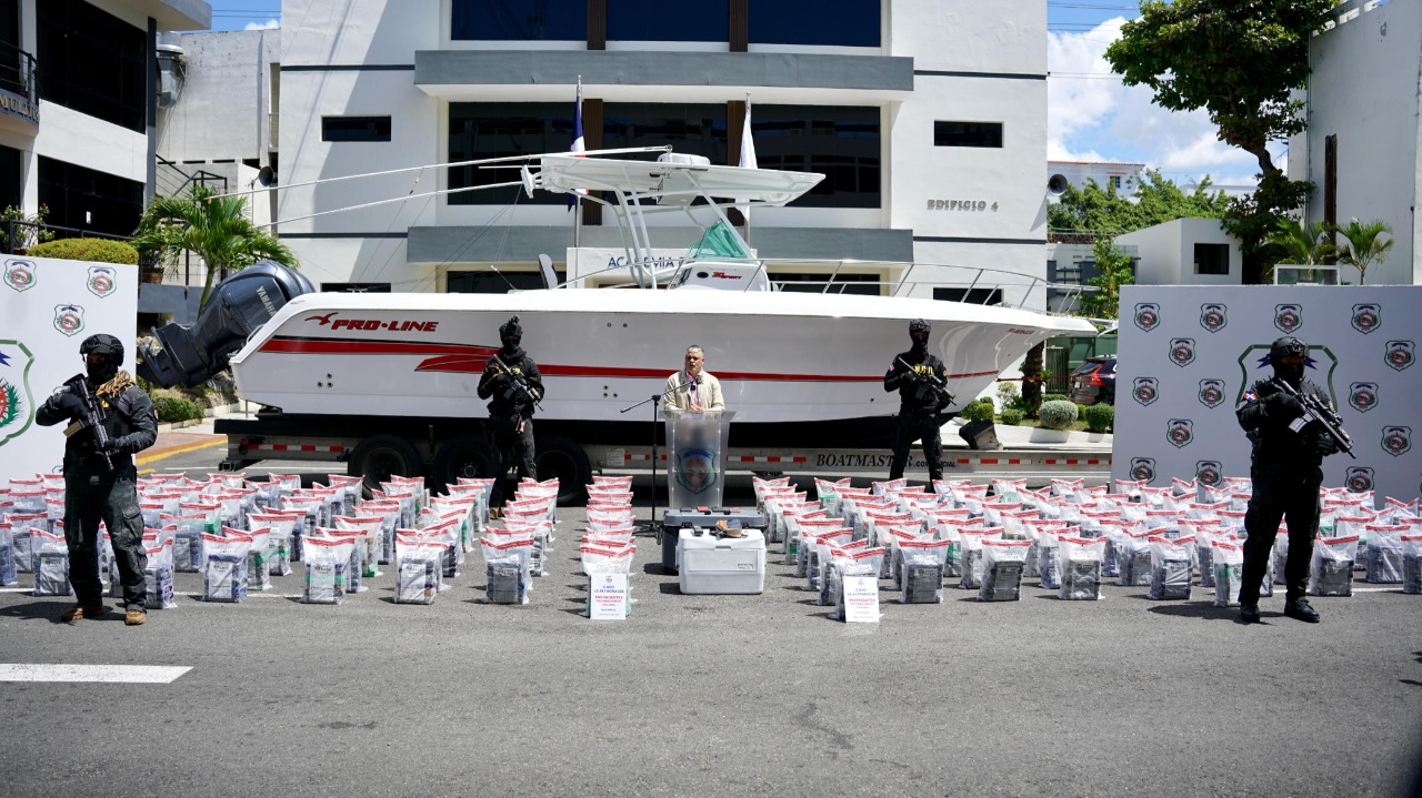 Otro duro golpe al narcotráfico: DNCD incauta 993 paquetes de presunta cocaína y arresta a tres hombres en La Altagracia