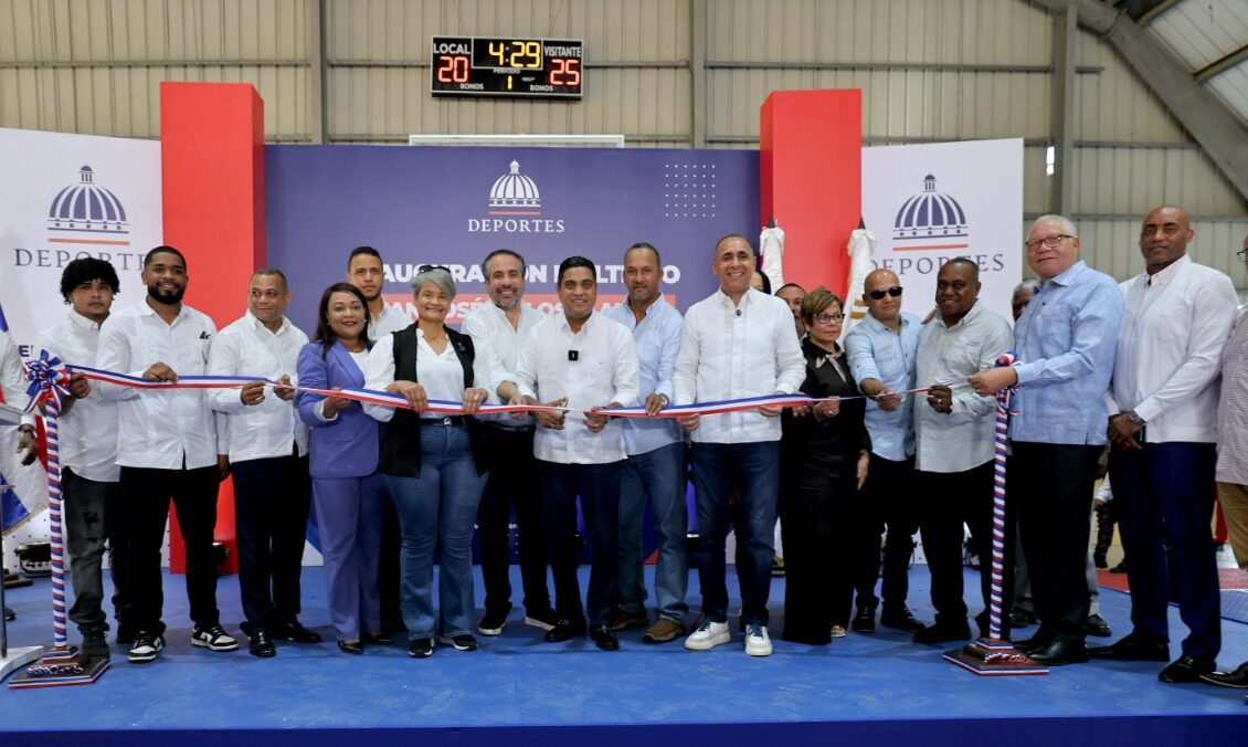 Kelvin Cruz entrega remozado multiuso de San José de los Llanos en SPM