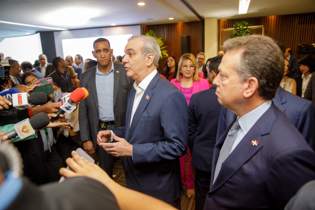 Presidente Abinader afirma RD se encuentra en posición adecuada tras anuncio de Estados Unidos de aumentar un 10% los aranceles