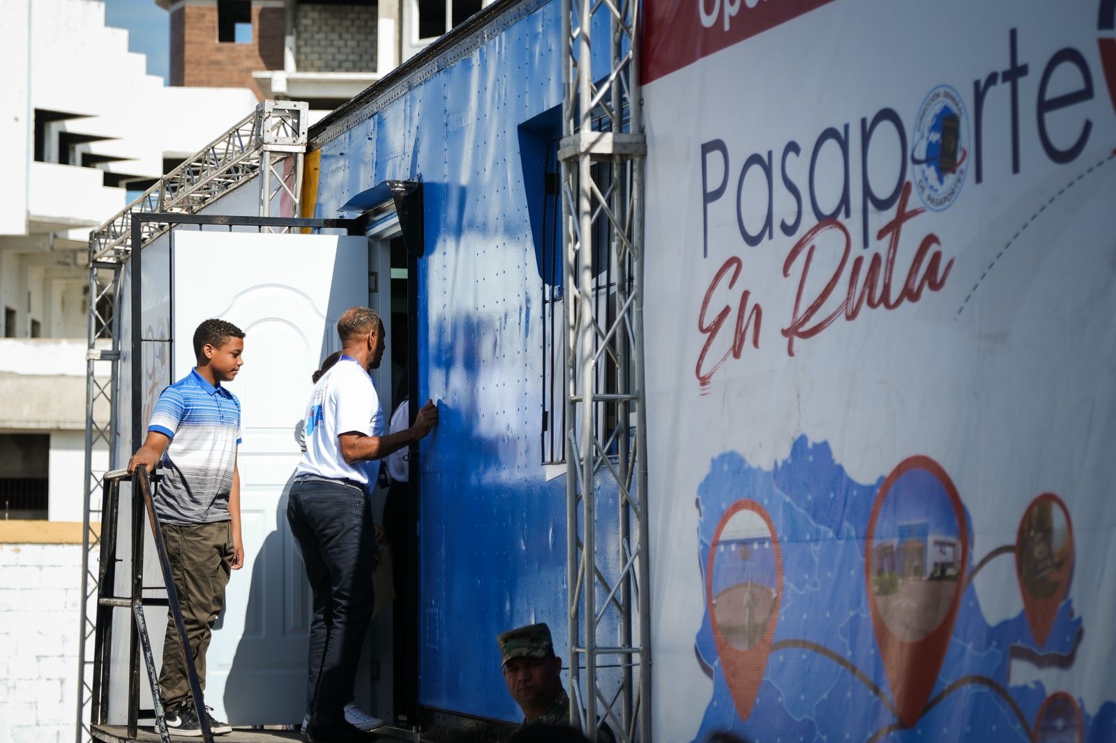 Cientos de personas asisten al primer día del operativo móvil Pasaporte en Ruta en San Juan