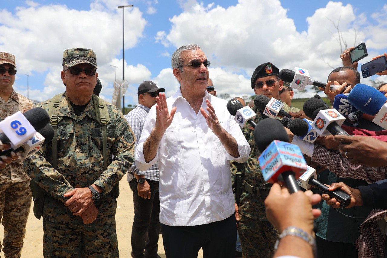 Presidente Abinader llama a tropas a ser «los ojos de la patria en la frontera», supervisa valla perimetral y garantiza seguridad nacional