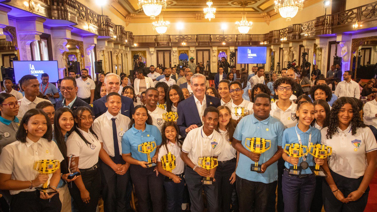 Presidente Abinader destaca logros de estudiantes en competencias STEAM
