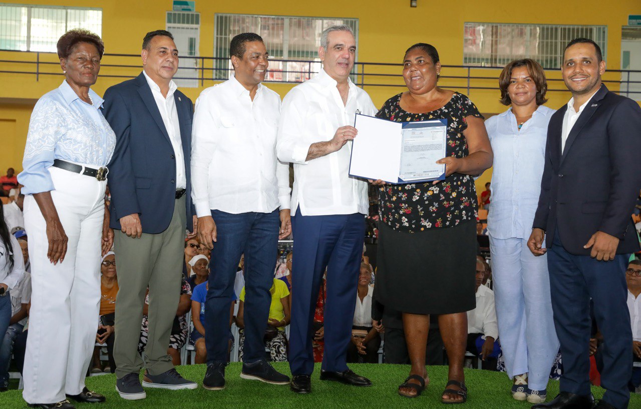 Presidente Abinader inicia programa de titulación municipal en Monte Plata con la entrega de1,400 certificados que beneficiará 5,600 personas