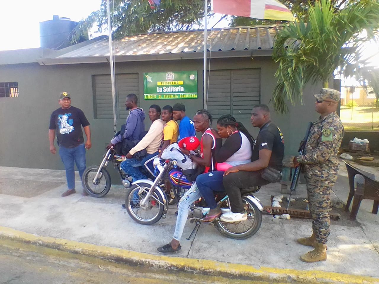 Arrestan motociclista por tercera vez transportando haitianos indocumentados en zona costera de Montecristi
