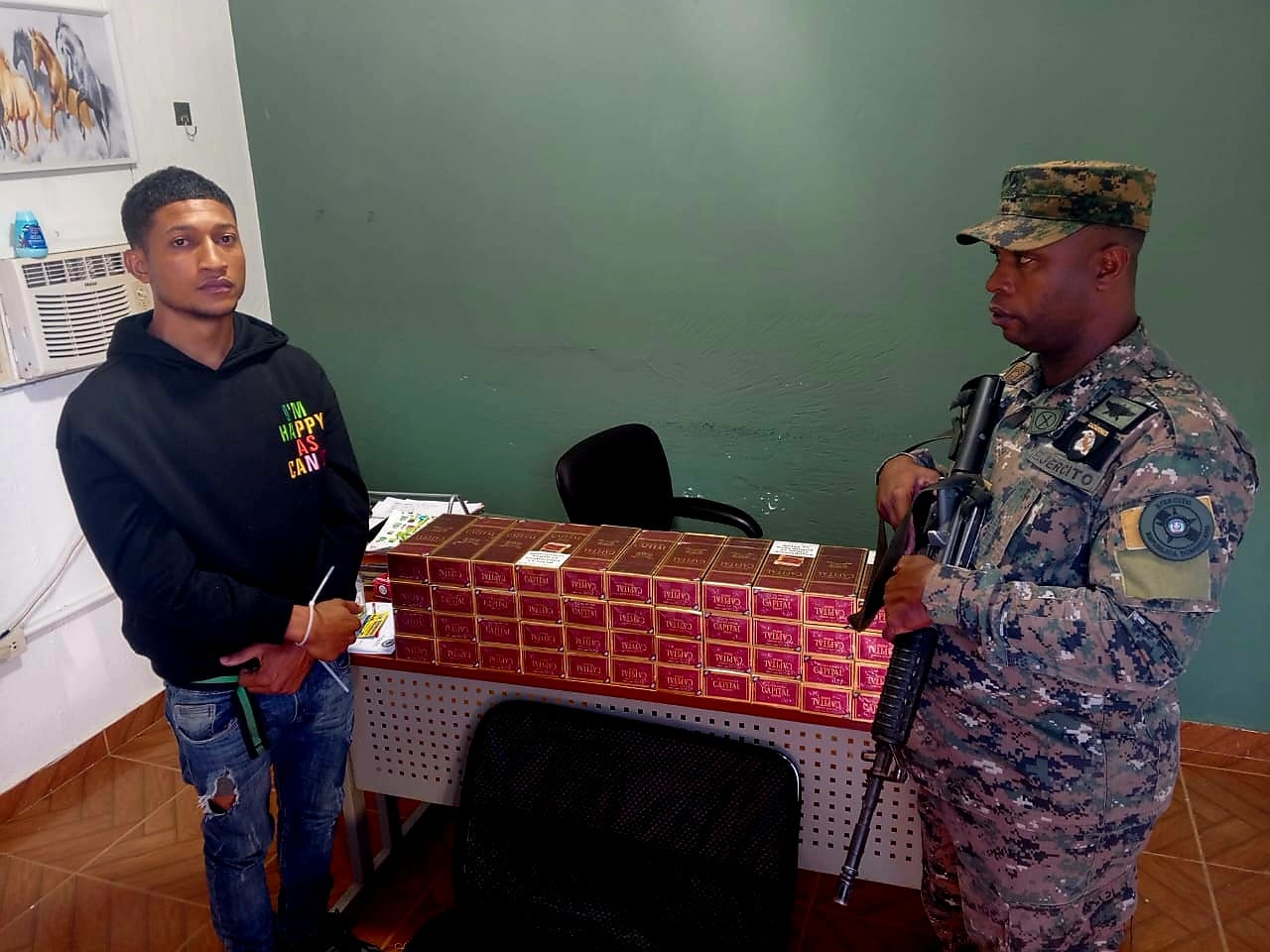 Debajo de una carga de naranjas descubren contrabando de 45,000 cigarrillos en Azua