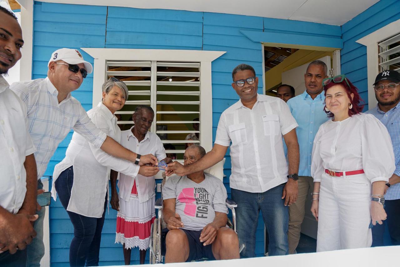 Propeep entrega vivienda remozada a envejeciente de 72 años que perdió su hogar en un incendio en Los Llanos