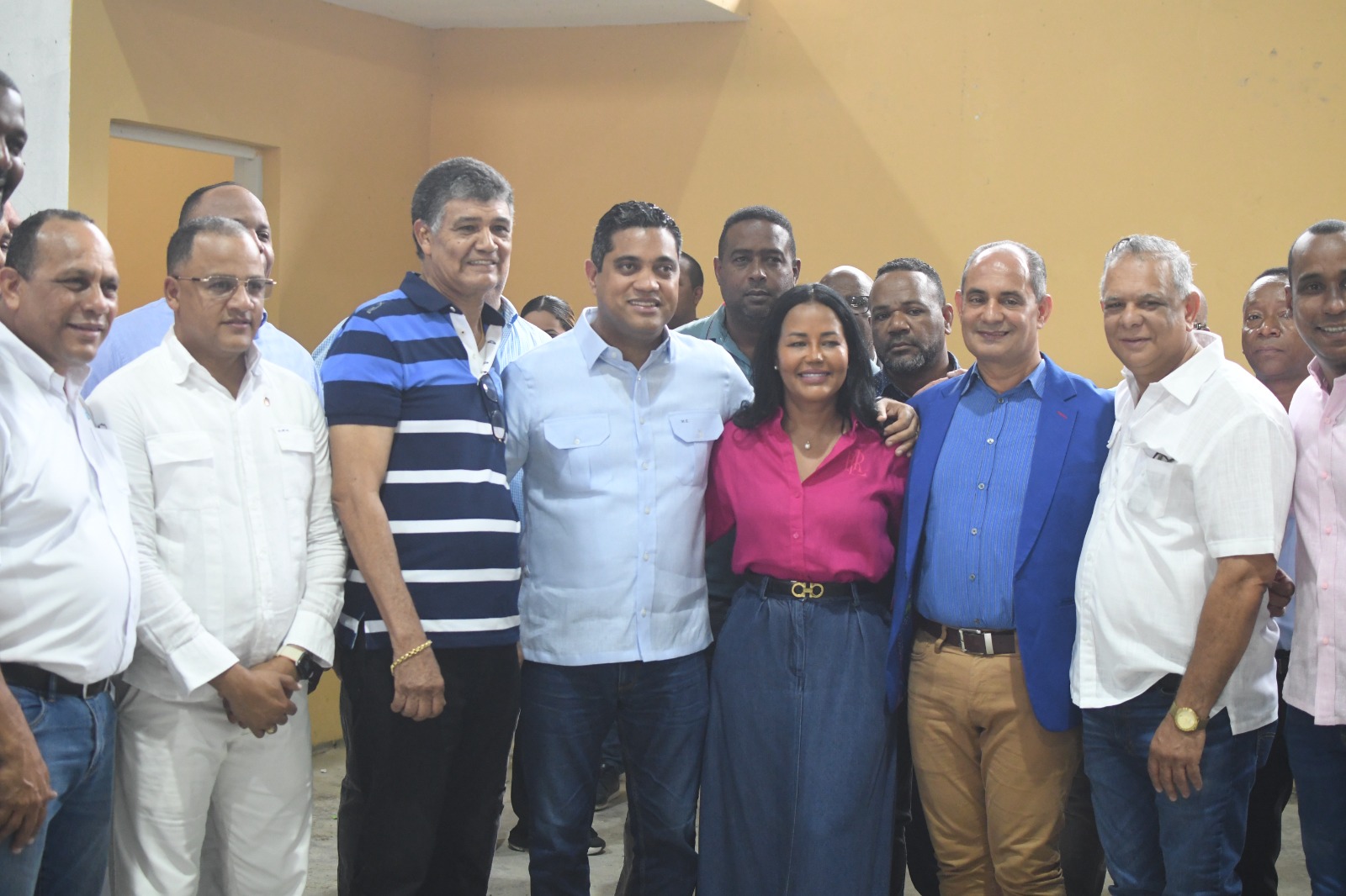 Ministro de Deportes Kelvin Cruz supervisa trabajos de reconstrucción polideportivo de Las Caobas