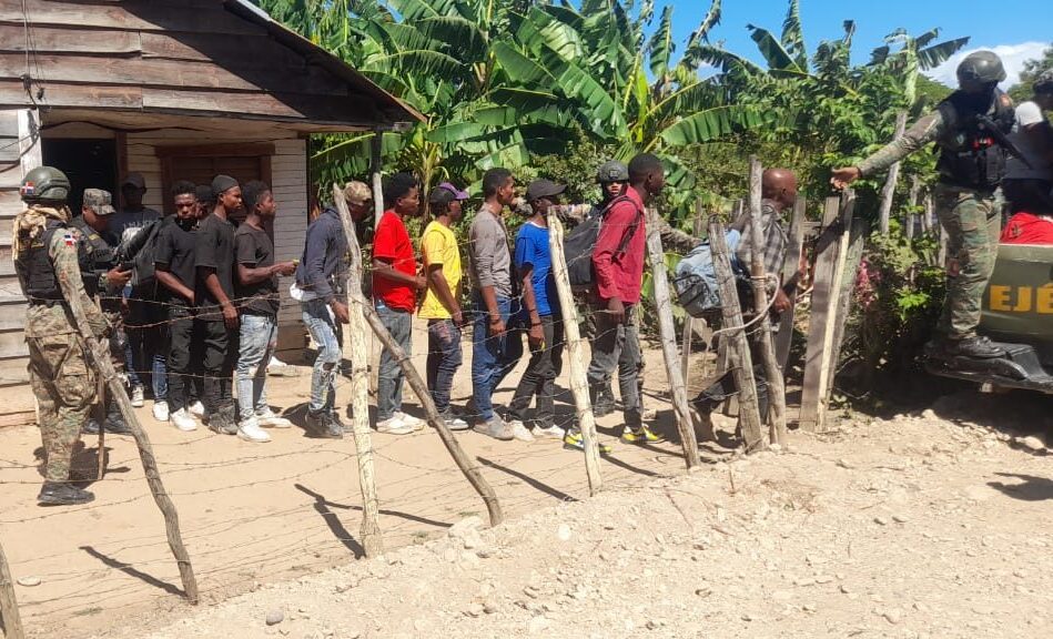 Escondidos en una casa descubren 50 inmigrantes haitianos indocumentados en Valverde