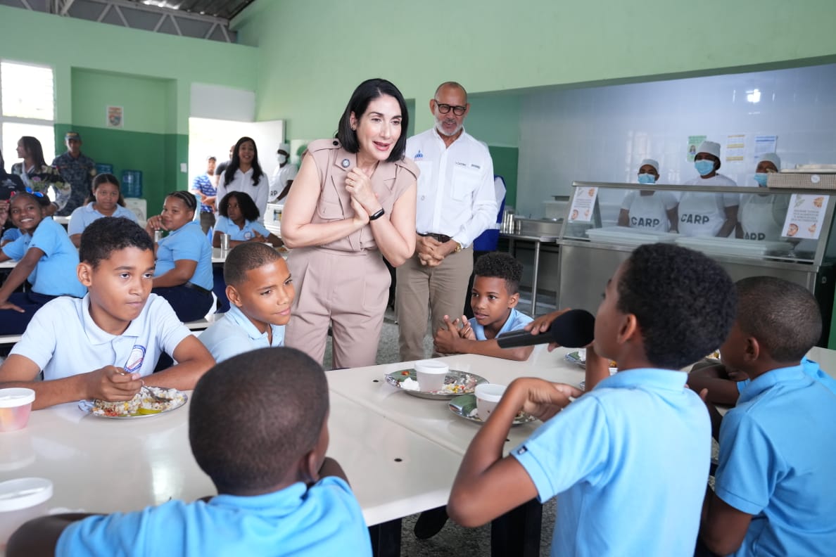 Primera dama almuerza con estudiantes; pondera impacto del Programa de Alimentación Escolar