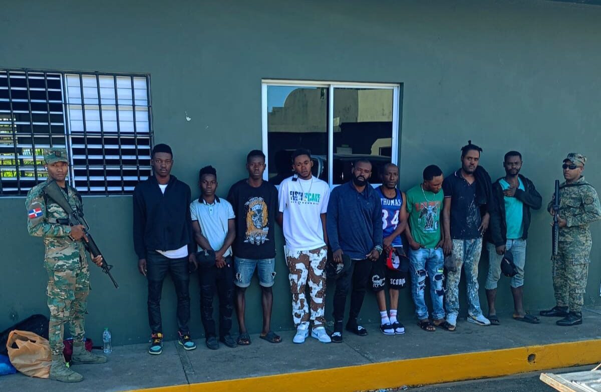 Ejército detiene a un grupo de indocumentados que ingresó al país por zona boscosa en Elías Piña
