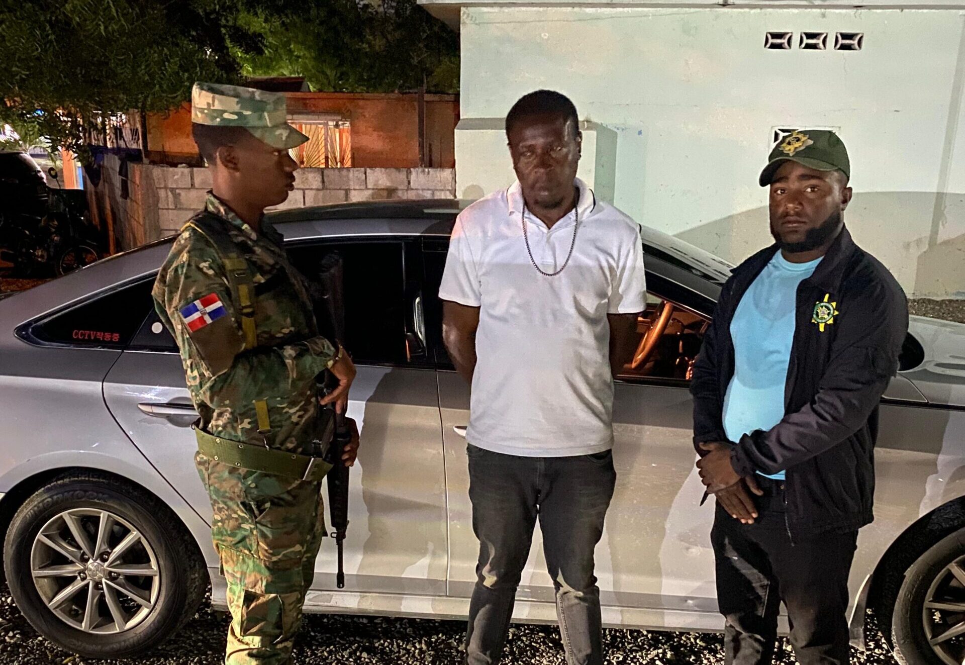 Detienen haitiano transportando a otros conciudadanos indocumentados en Azua