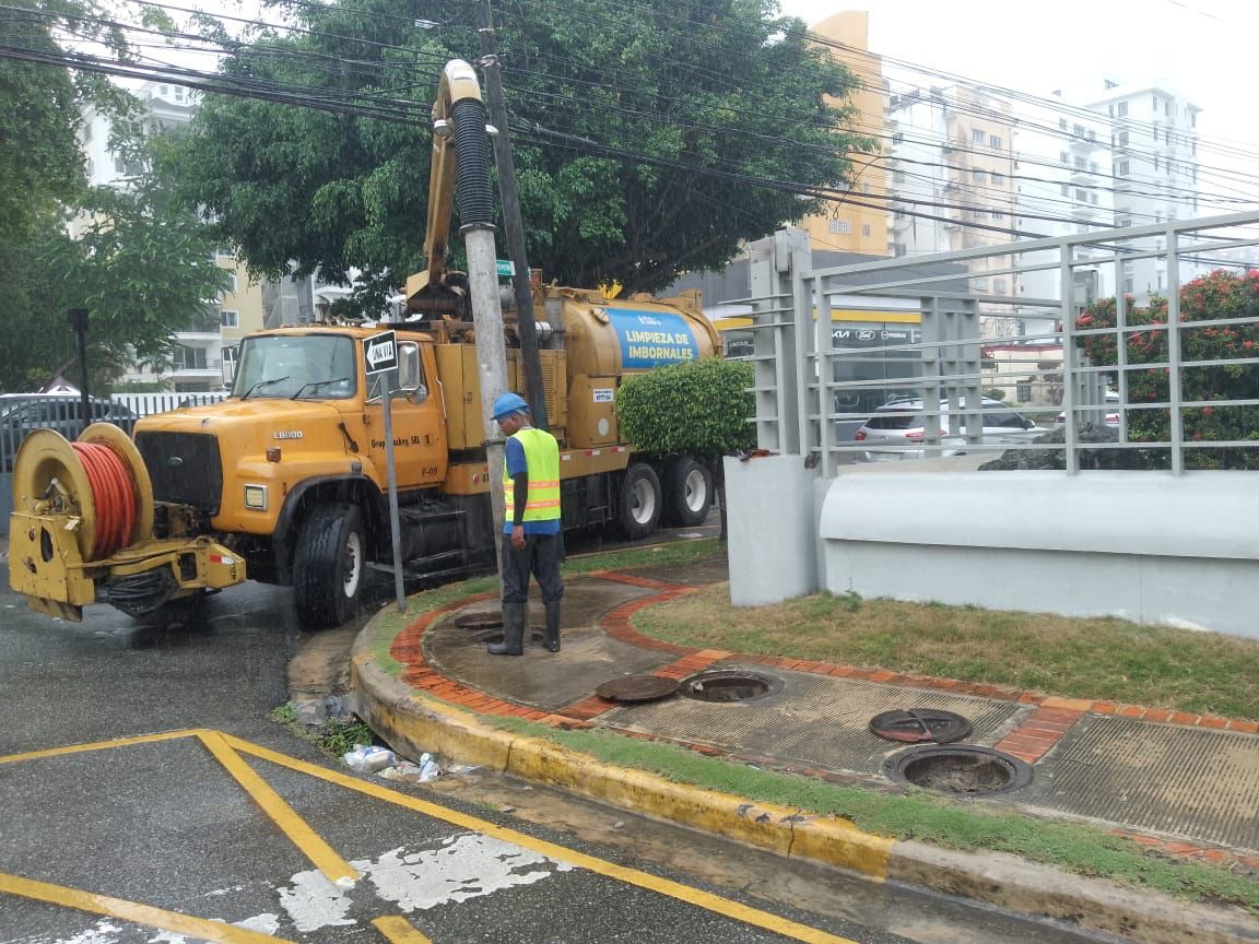 Alcaldía del Distrito Nacional intensifica limpieza de imbornales y filtrantes para mitigar efectos de las lluvias