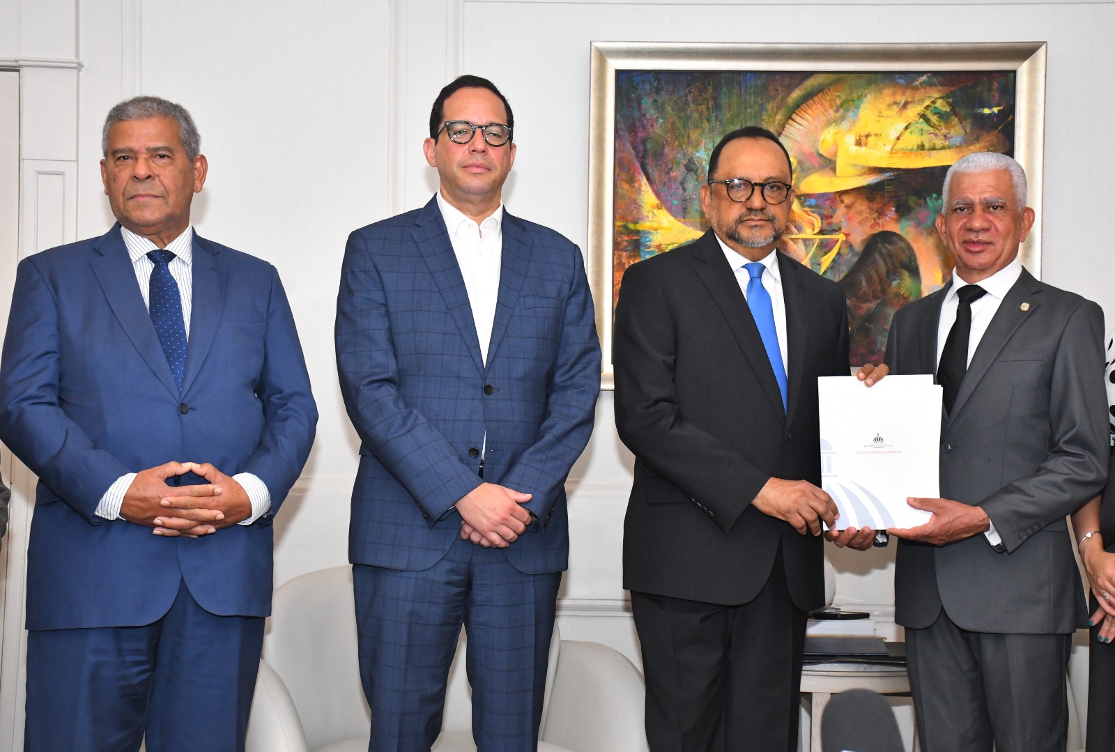 Presidente del Senado recibe del Gobierno proyecto de Ley que fusiona el Ministerio de Economía Planificación y Desarrollo (MEPyD) con Hacienda