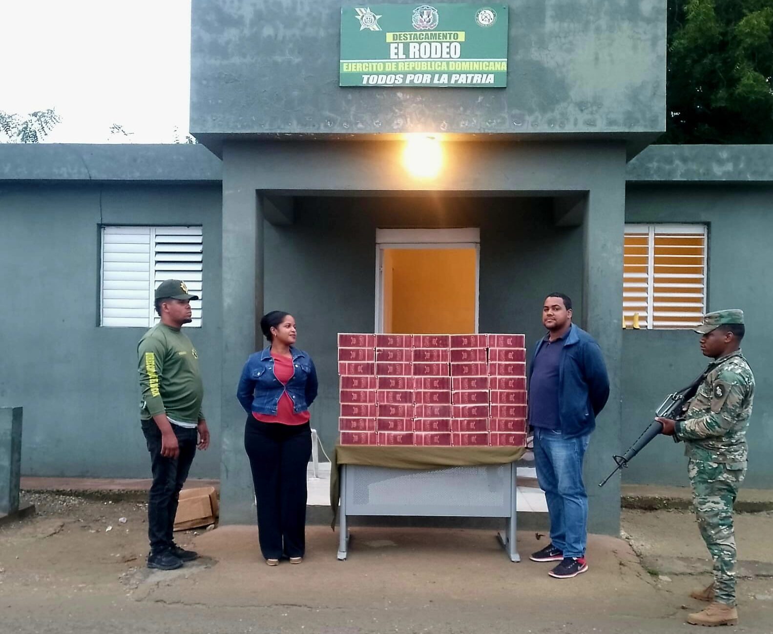 En tres vehículos confiscan más de 77 mil cigarrillos de contrabando ocultos en diferentes compartimentos
