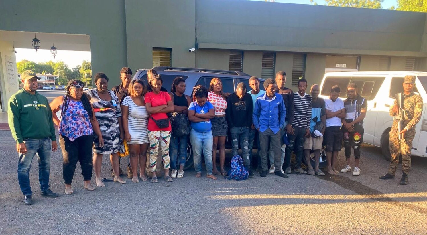 En Azua detienen 17 inmigrantes en una jeepeta que figura a nombre de un hombre sometido a la justicia por tráfico de indocumentados