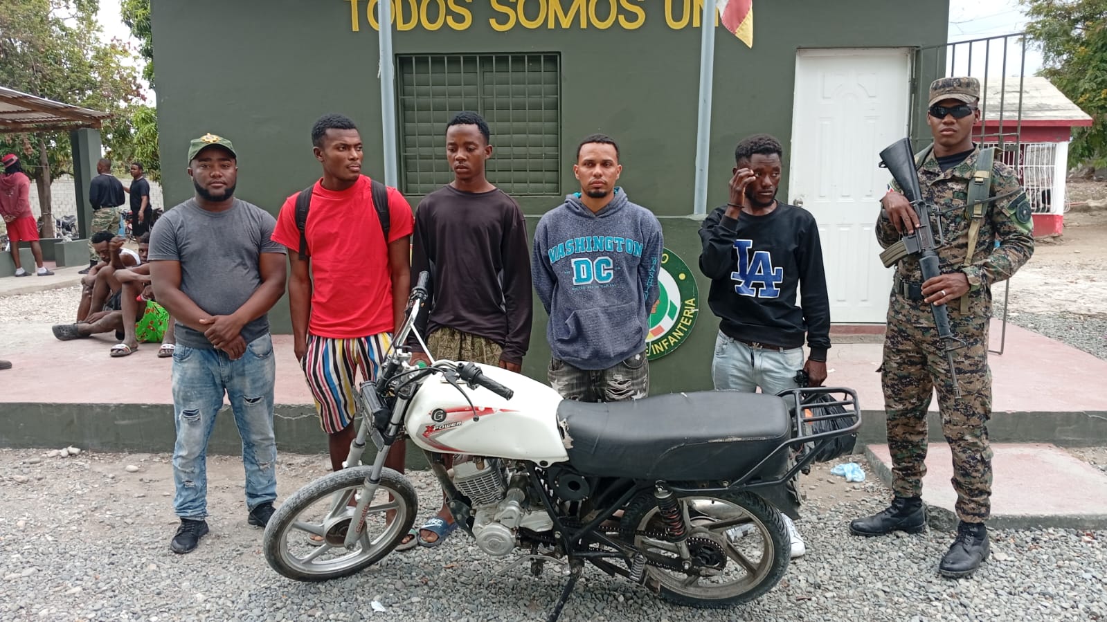 Arrestan dos motociclistas transportando inmigrantes indocumentados en Azua