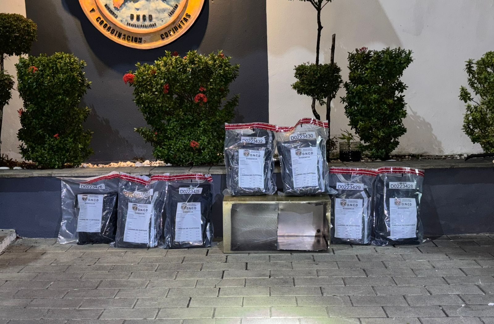 Incautan 13 paquetes de marihuana ocultos en baúl metálico en el AILA