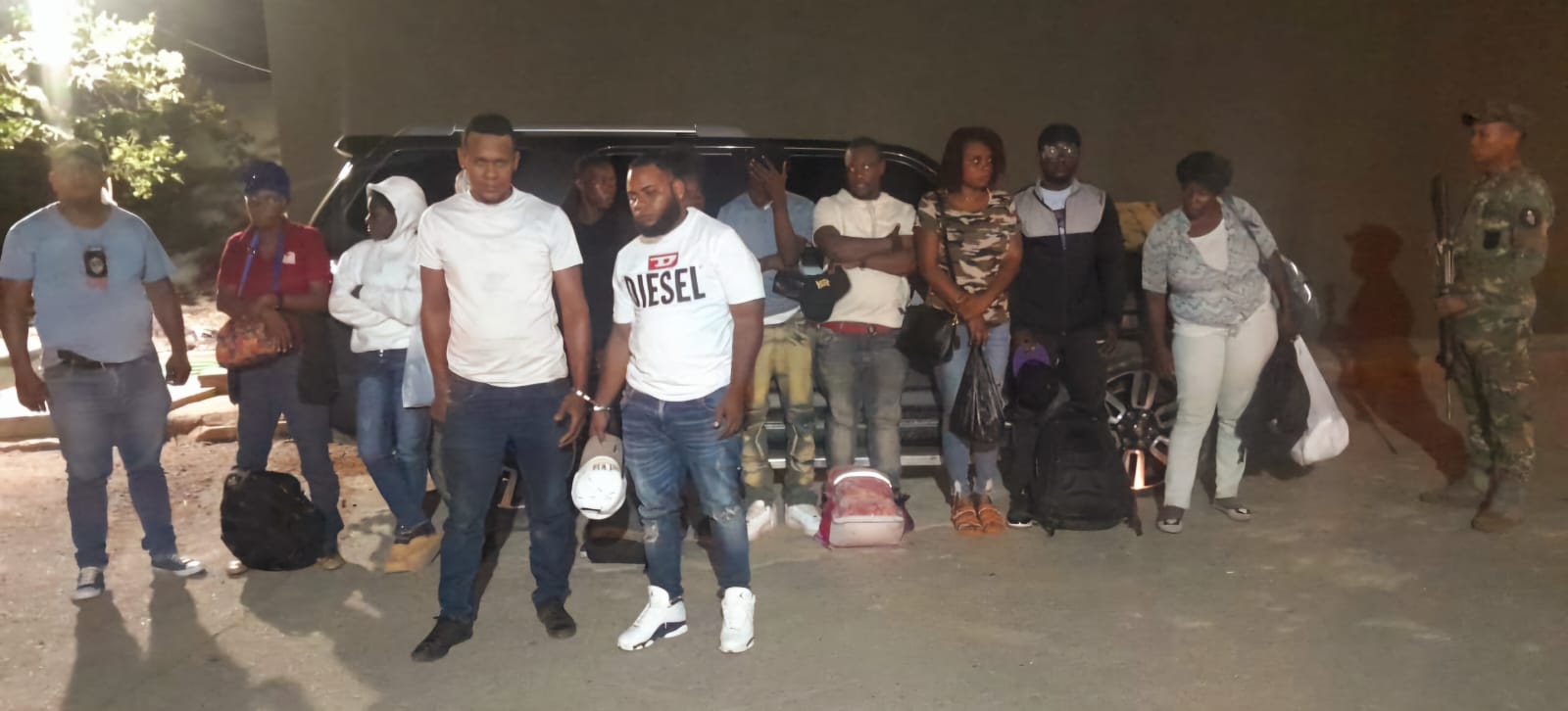 Arrestan a dos hombres con 15 inmigrantes indocumentados en una jeepeta en Montecristi
