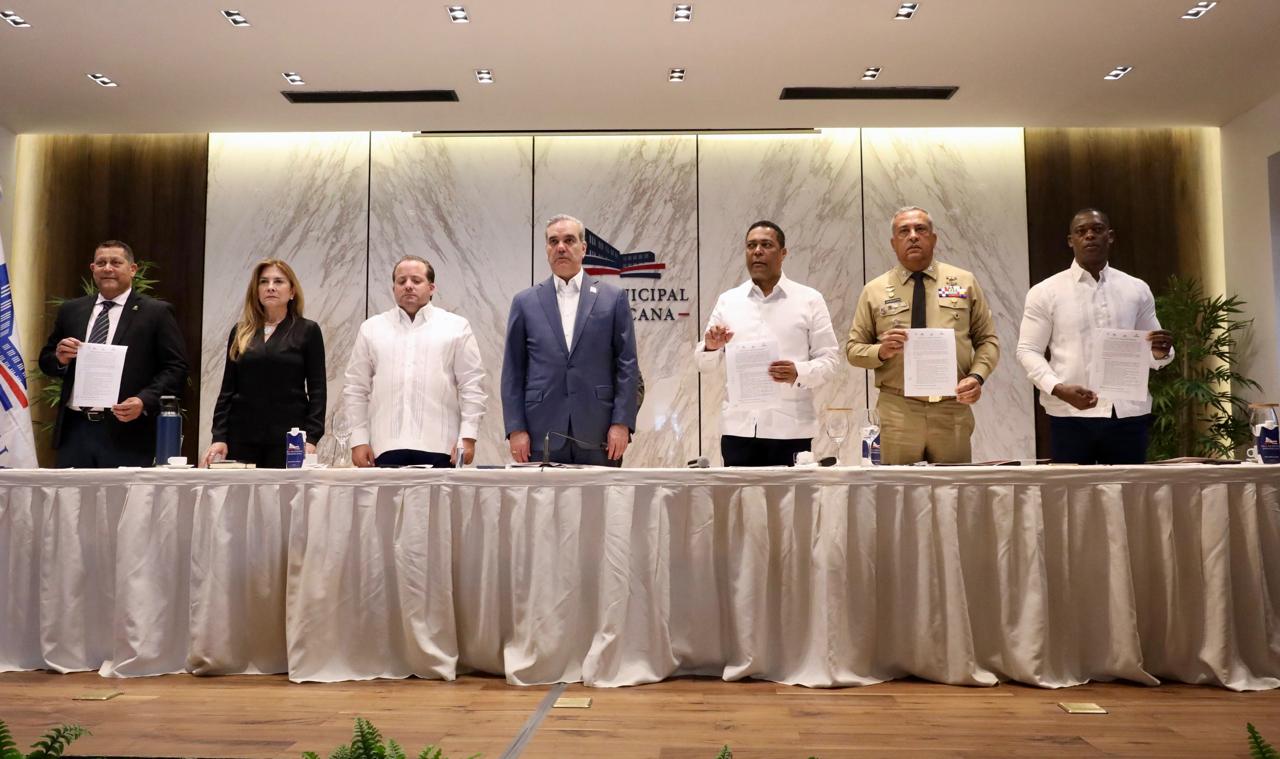 Migración, Liga Municipal, FEDOMU y FEDODIM firman acuerdos para combatir inmigración ilegal