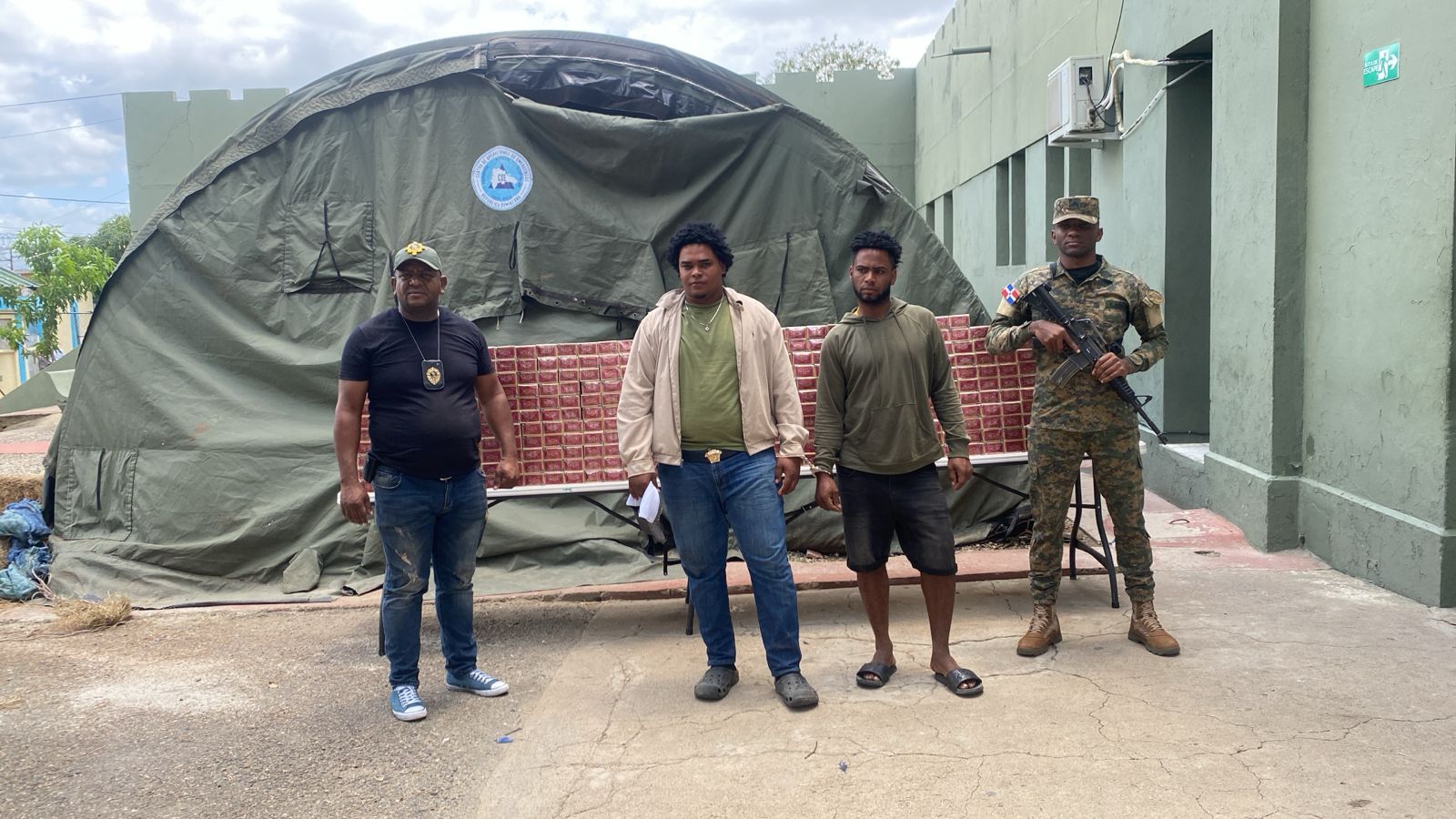 En dos camionetas encuentran contrabando de 217,800 cigarrillos en Dajabón