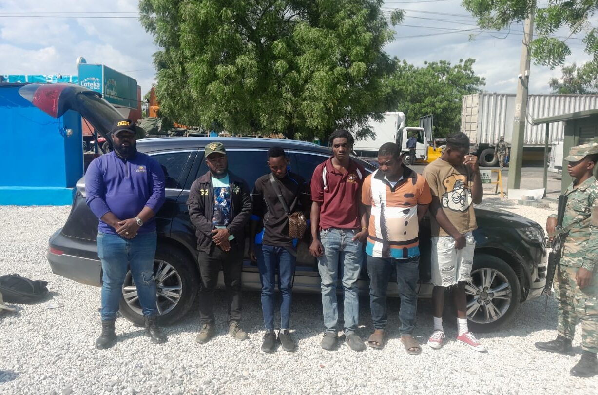 Detienen haitiano por transportar a tres compatriotas indocumentados en una jeepeta en Azua