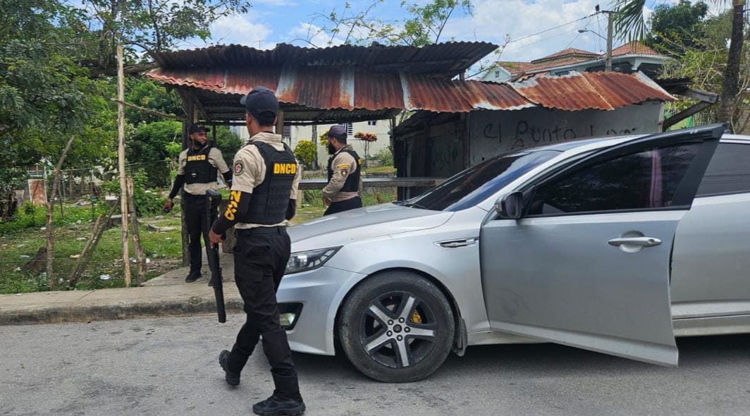 DNCD busca a ‘El Flaco’ tras enfrentamiento a tiros en Gaspar Hernández; ocupan drogas y una escopeta