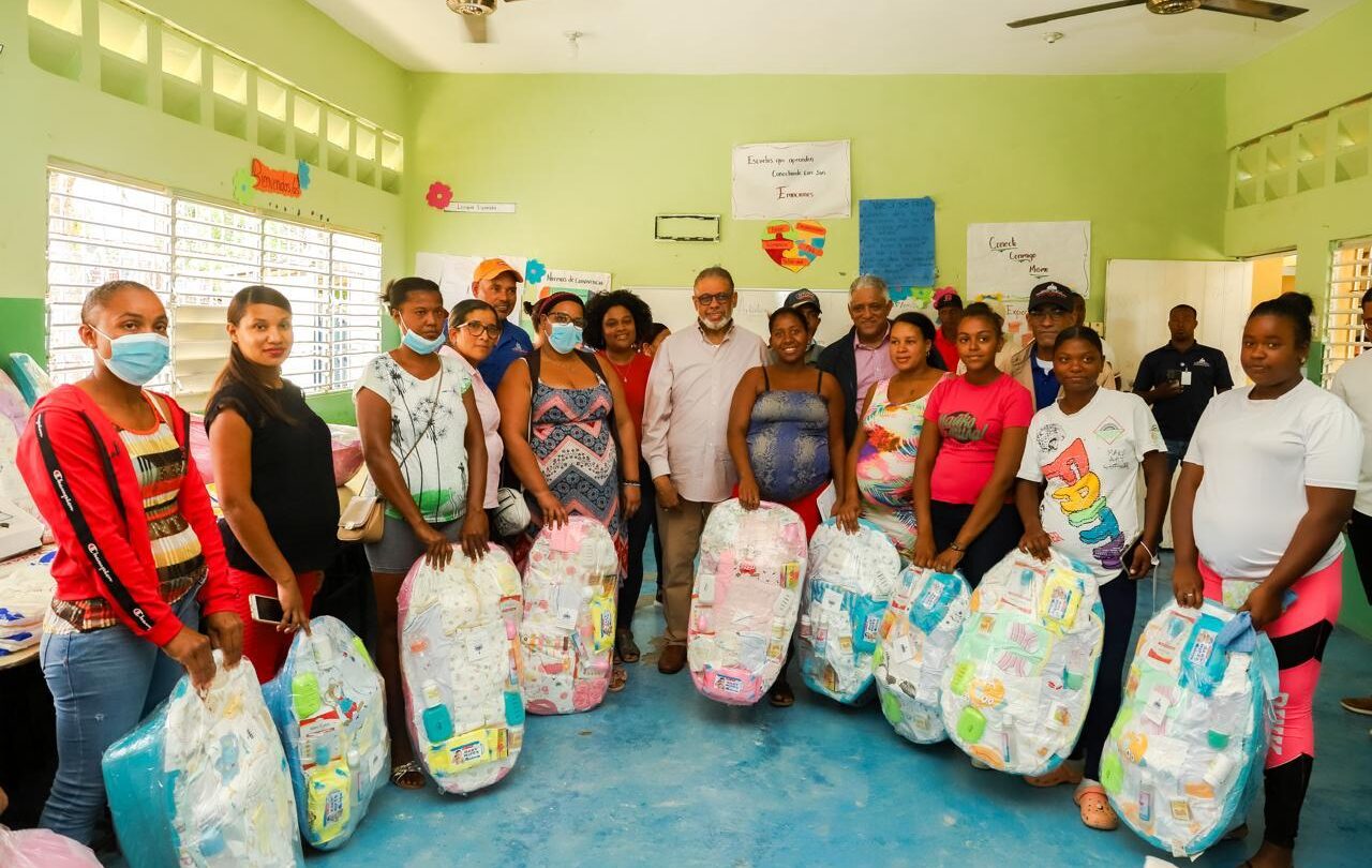 Desarrollo de la Comunidad lleva servicios sociales a San Juan; allí reciben la telemedicina