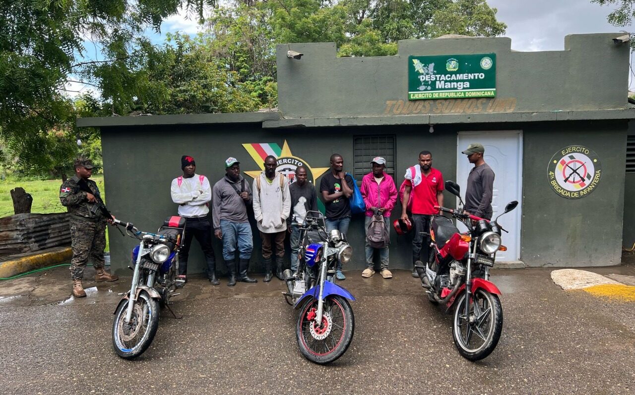 Ejército detiene grupo de haitianos indocumentados que se transportaba en motocicletas