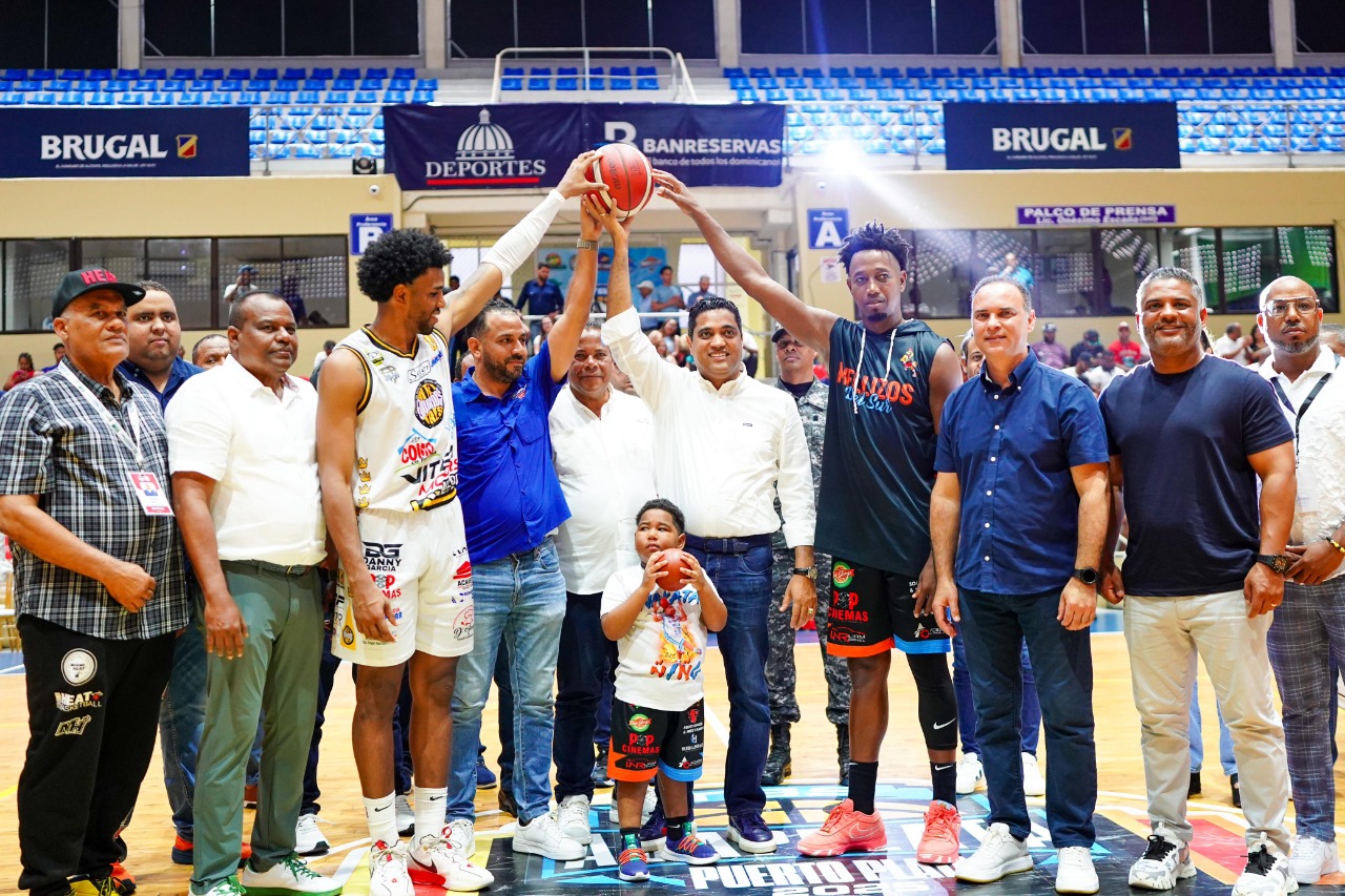 Ministro Kelvin Cruz entrega un millón de pesos al baloncesto de Puerto Plata