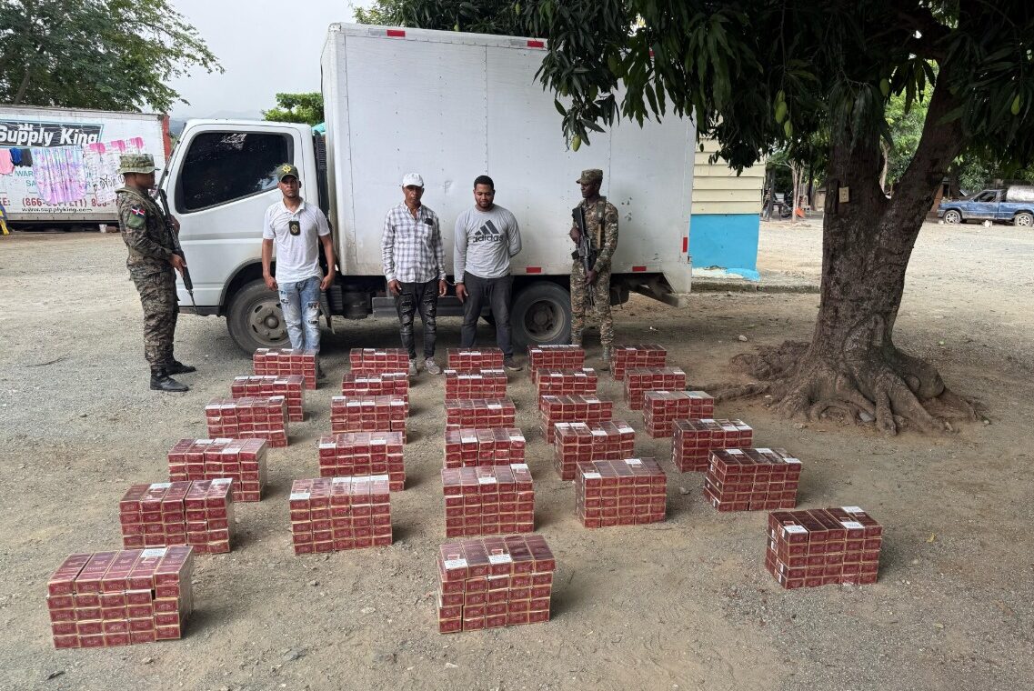 Confiscan contrabando de 154 mil cigarrillos escondidos debajo del falso piso de un camión en Santiago Rodríguez