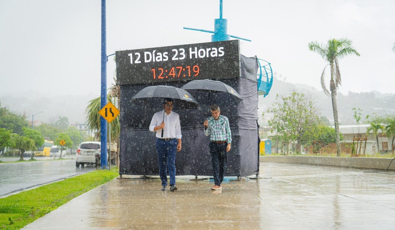 Ministro de Turismo David Collado supervisa, bajo la lluvia, etapa final del malecón de Samaná