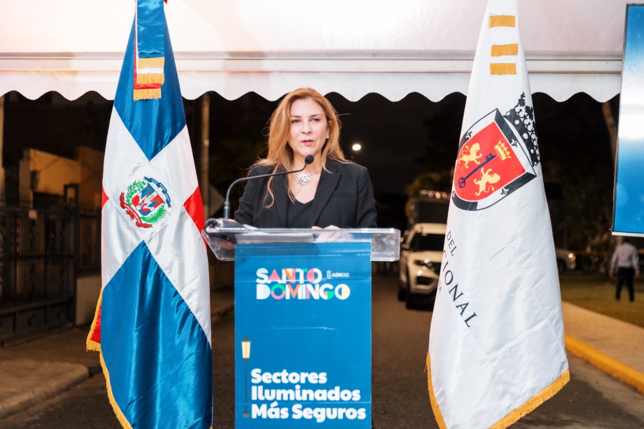Carolina Mejía ilumina las calles del sector Rosmil