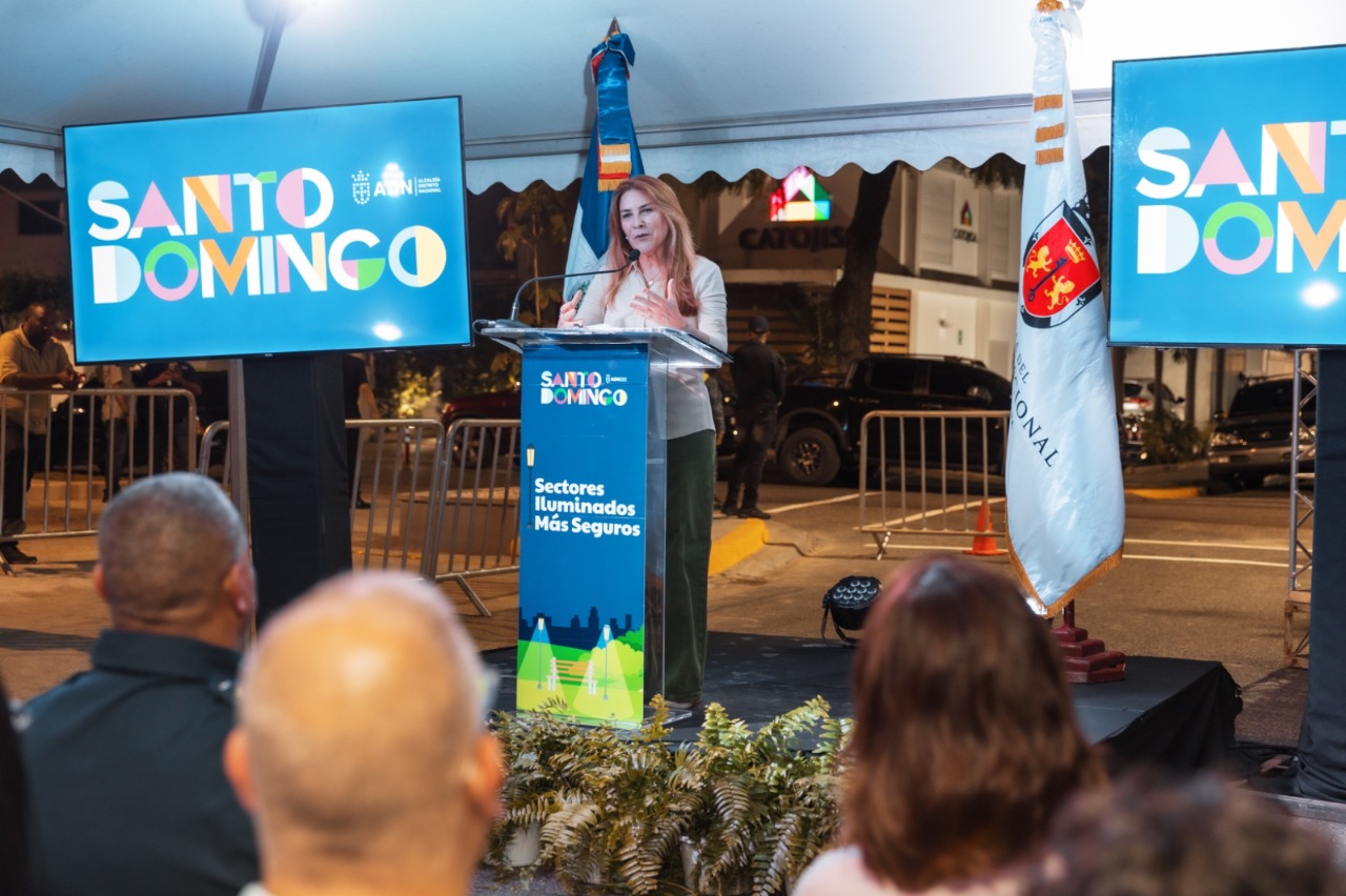 Carolina Mejía continúa programa Sectores Iluminados Más Seguros con entrega de 202 luminarias en Serrallés