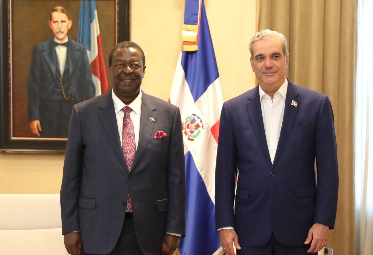Presidente Abinader recibe una visita de cortesía del canciller y primer secretario del gabinete de Kenia, Musalia Mudavadi, en el Palacio Nacional