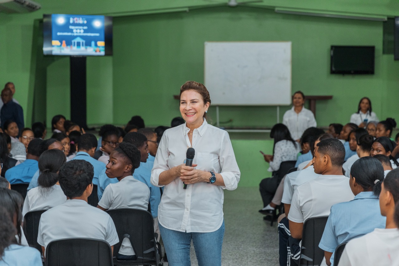 Carolina Mejía pide a estudiantes del ensanche La Fe promover la buena conducta ciudadana