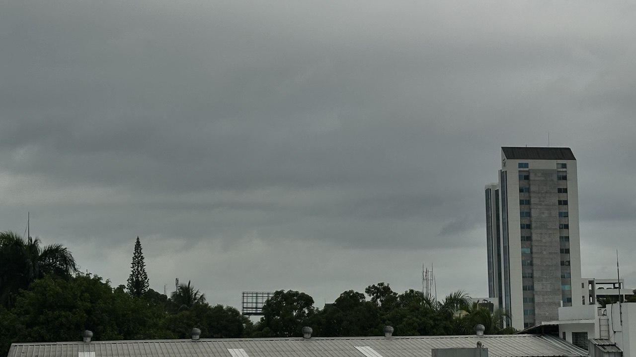 Vaguada provocará intensos aguaceros, tormentas eléctricas y ráfagas de viento; se mantienen avisos y alertas meteorológicas