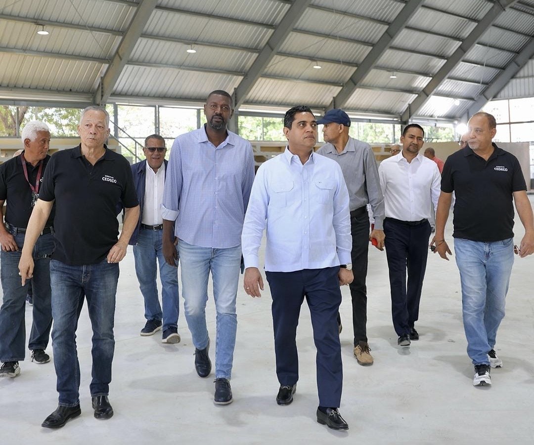 Ministro Kelvin Cruz supervisa trabajos del Centro Deportivo y Cultural Ozama