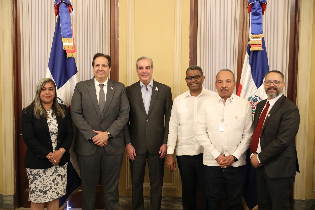 Presidente Luis Abinader reconoce a médicos forenses por histórica labor en tragedia del Jet Set