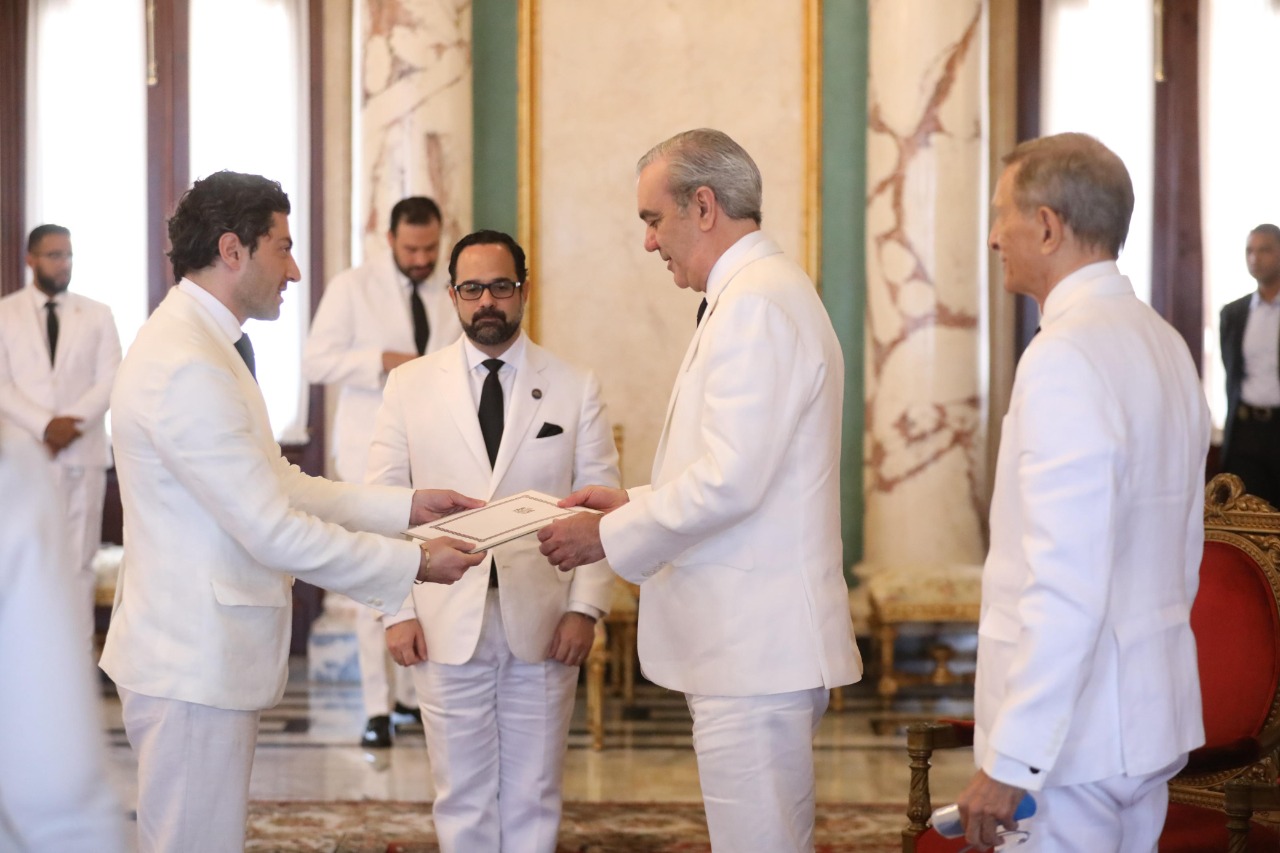 Presidente Abinader recibe cartas credenciales de siete nuevos embajadores en el país