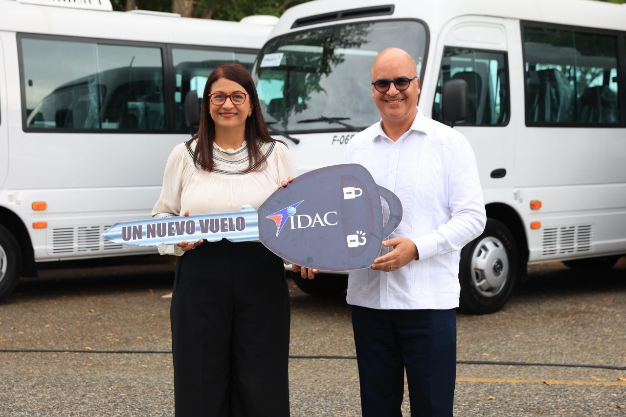 Director general del IDAC entrega modernos autobuses para transporte de los servidores