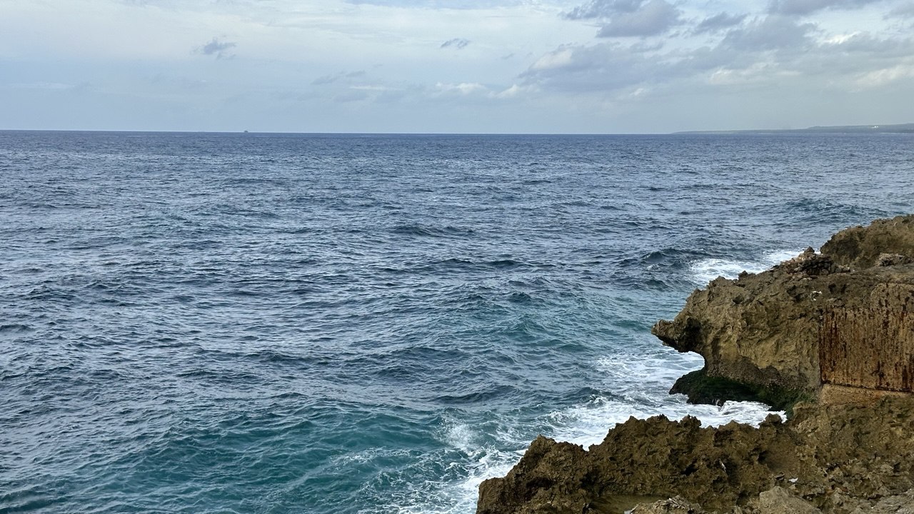 Chubascos matutinos en la costa y aguaceros locales en la tarde; se mantienen las alertas por calor