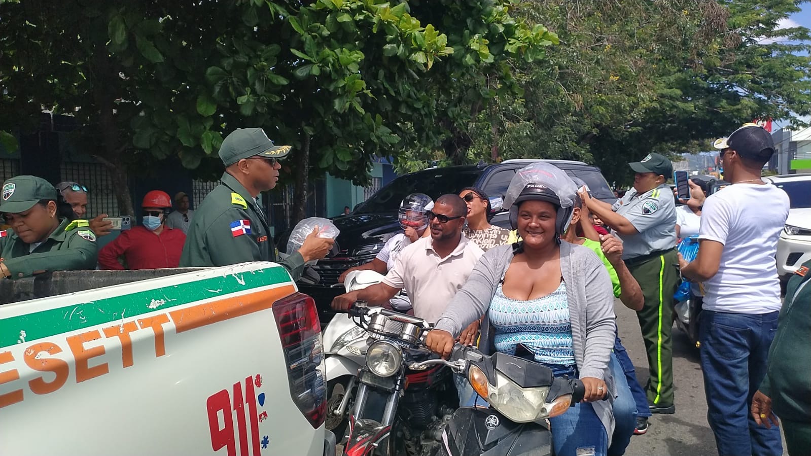 Digesett cambia multas por cascos protectores a mujeres de La Vega en Día de las  Madres