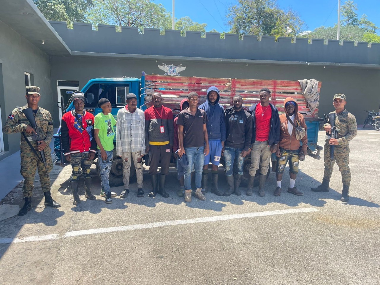 Otro camionero detenido cuando escondía a 13 inmigrantes indocumentados cubiertos bajo una lona en Duvergé