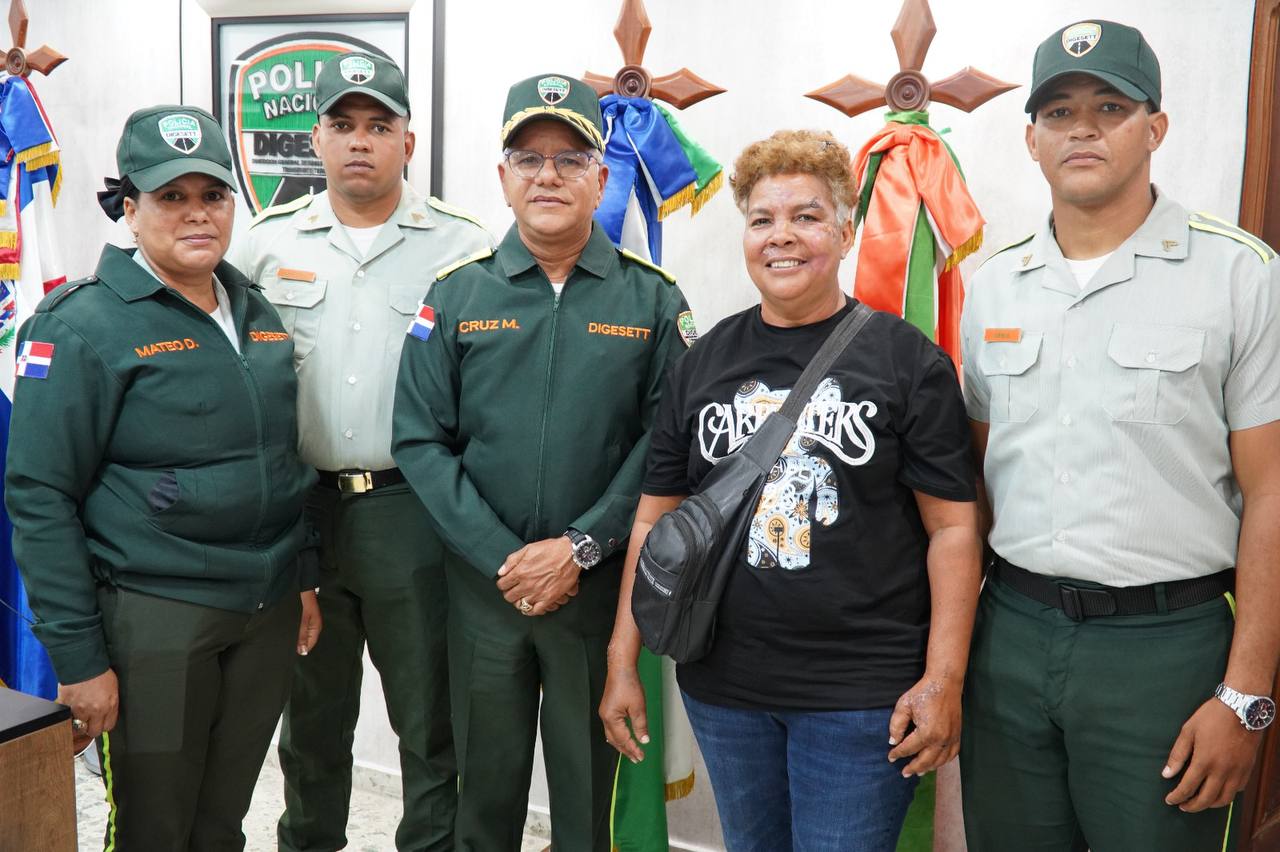 Mujer agradece a agentes de DIGESETT por asistirla tras accidente